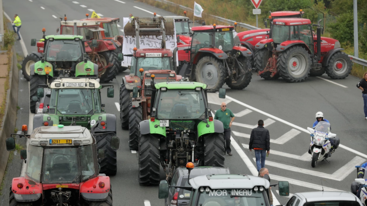 Полски фермери блокират товарния трафик на два контролно-пропускателни пункта на границата с Украйна