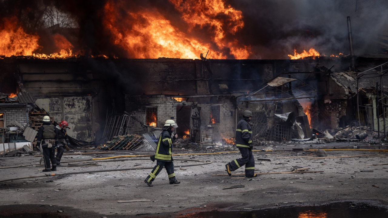 Украинската полиция показа видео от първите минути след удара по град Чернигов