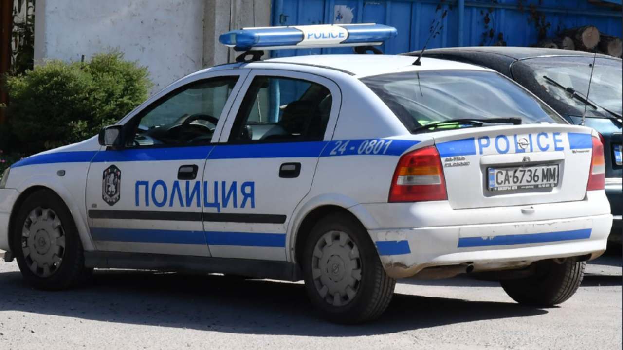 Мъж се е барикадирал в дома си в София