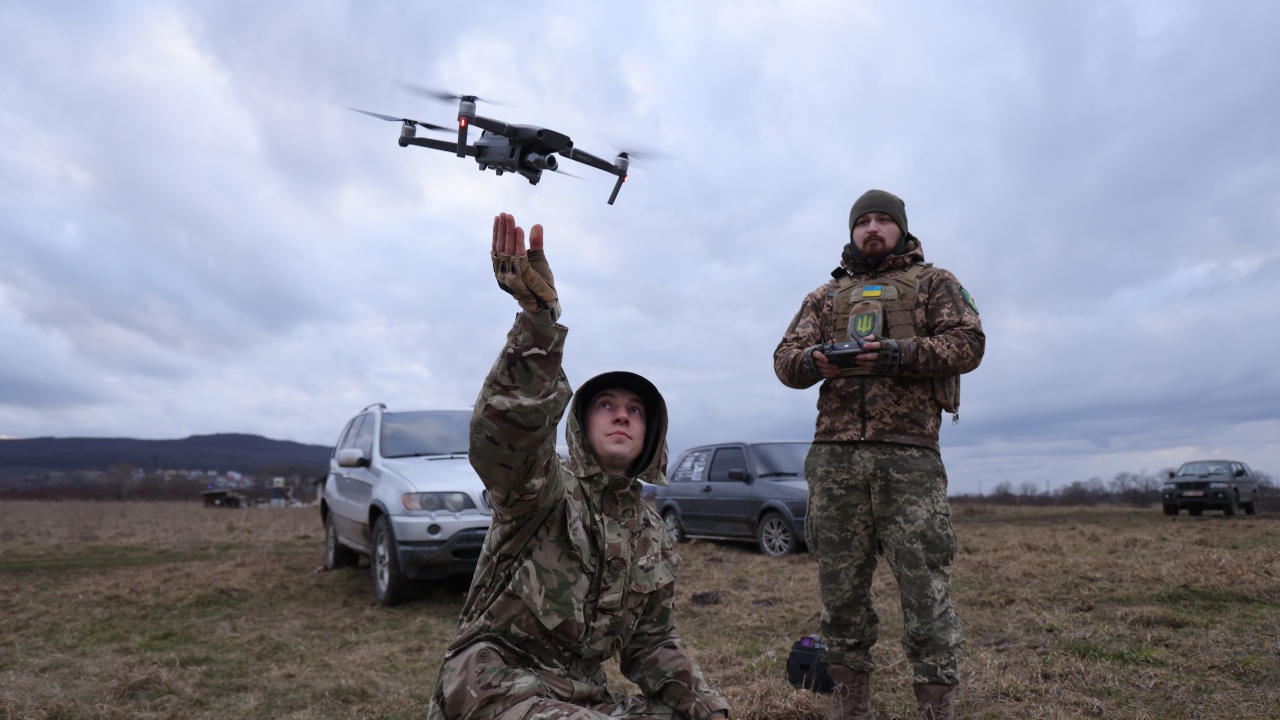 Украйна атакува с дронове цели в Русия и незаконно анексирания Крим