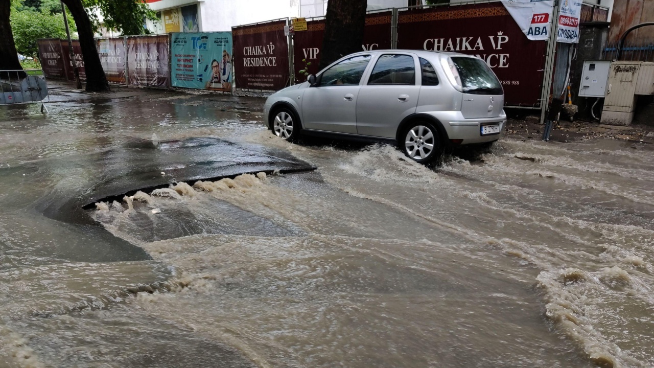 Проливен дъжд над Варна – наводнени са пътища, има пропаднали коли