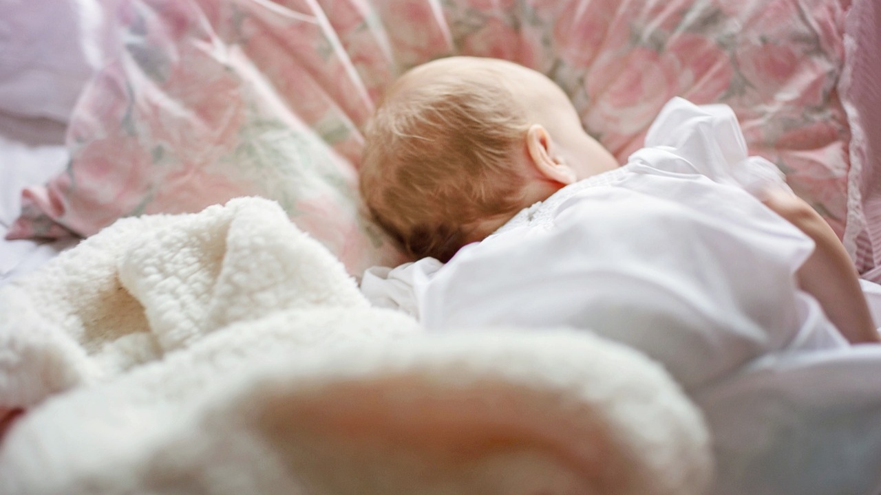 Бебе, обявено за мъртвородено, неочаквано „възкръсна“ на погребението си