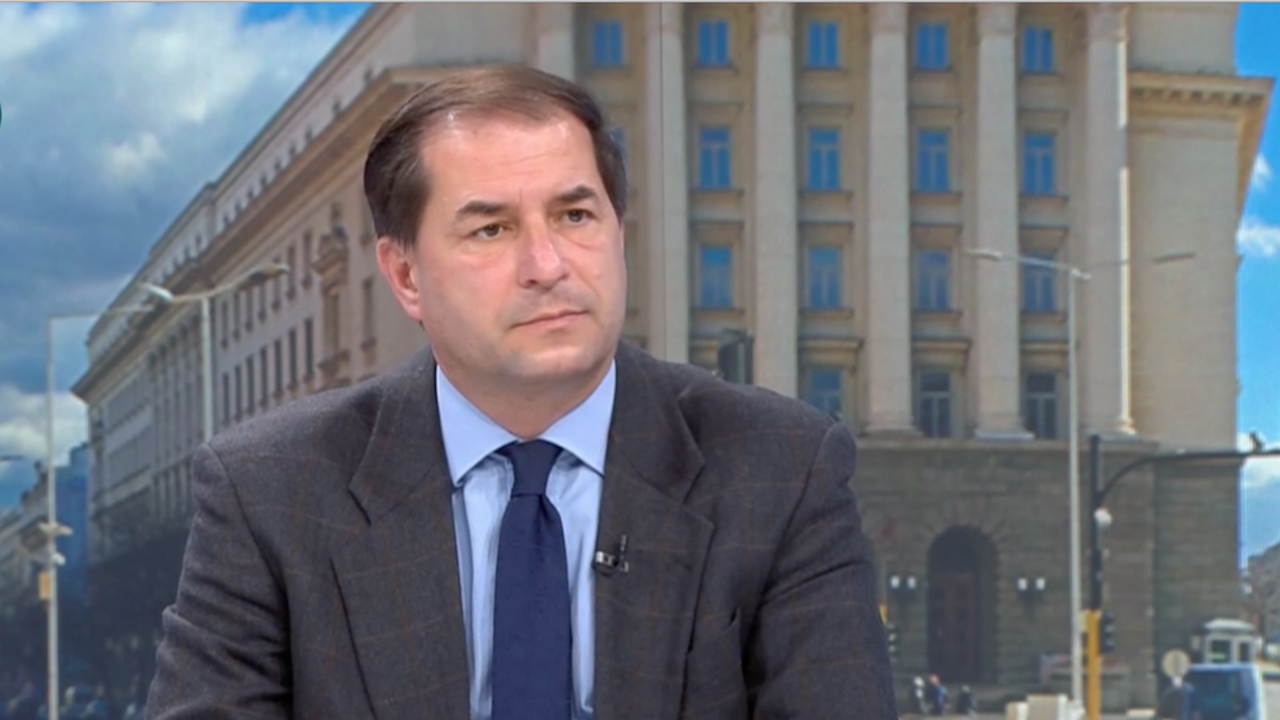 Доц. Борислав Цеков: Президентът е изправен пред две ясни алтернативи за промените в правителството