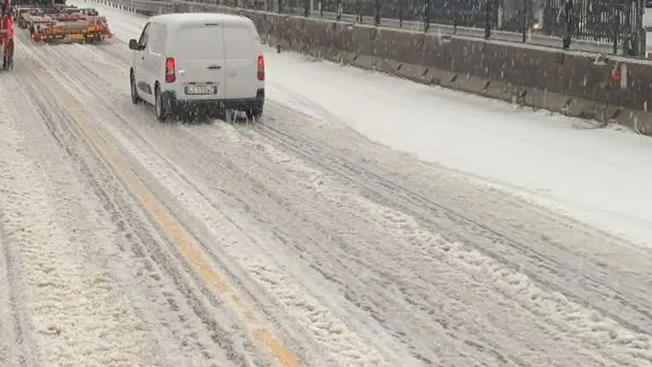 Хаос в Северна Италия, снегорините излязоха на пътя