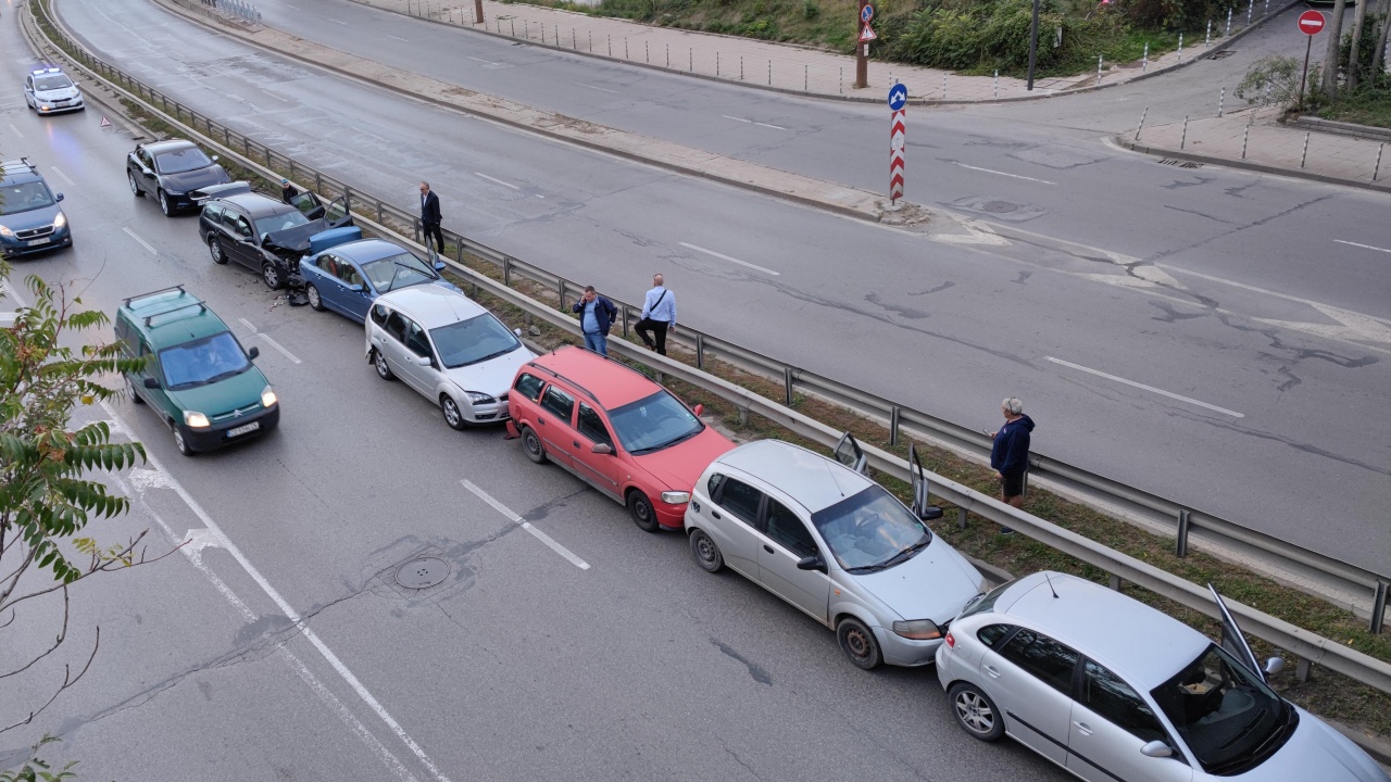 Верижна катастрофа затапи движението край Румънското посолство в София