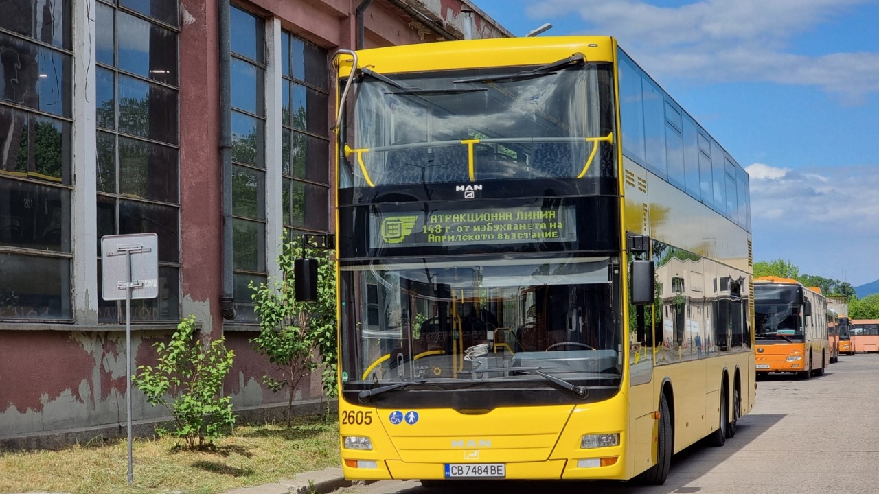 Атракционен двуетажен автобус ни вози до НИМ по случай 148 години от Априлското въстание