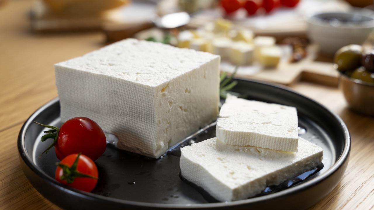 Как хапването на сирене предпазва от кариес?