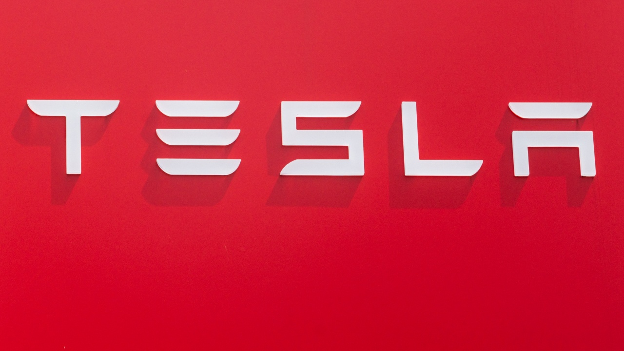 "Тесла" обяви, че ще съкрати 400 работни позиции в завода си край Берлин