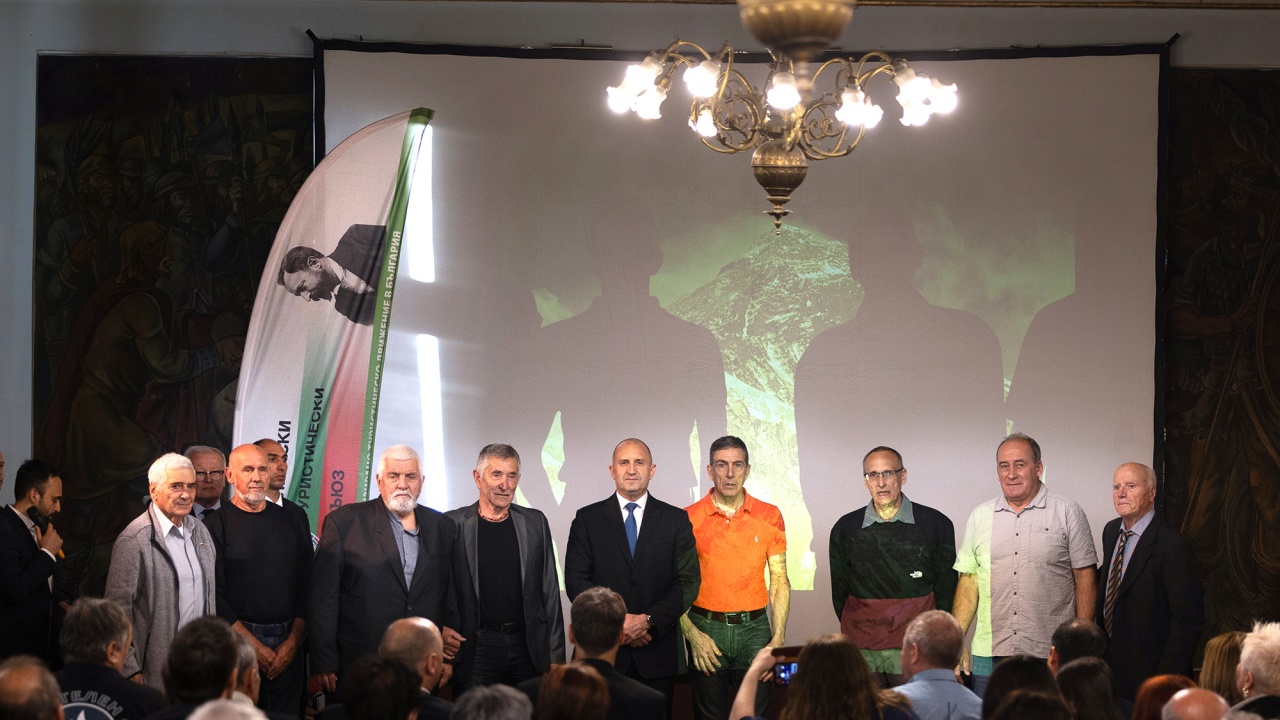 Румен Радев удостои с Почетния знак на президента участниците в първата българска експедиция за изкачване на връх Еверест