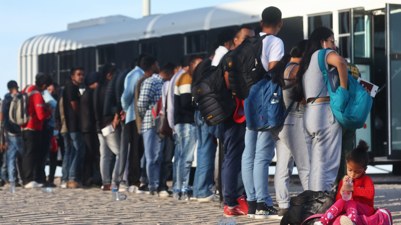 Общо 647 мигранти са настанени в приемни центрове в Сърбия