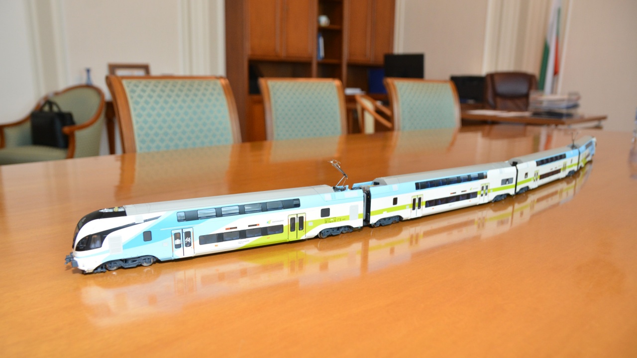 Транспортното министерство подписа договор за доставка на 7 двуетажни влака