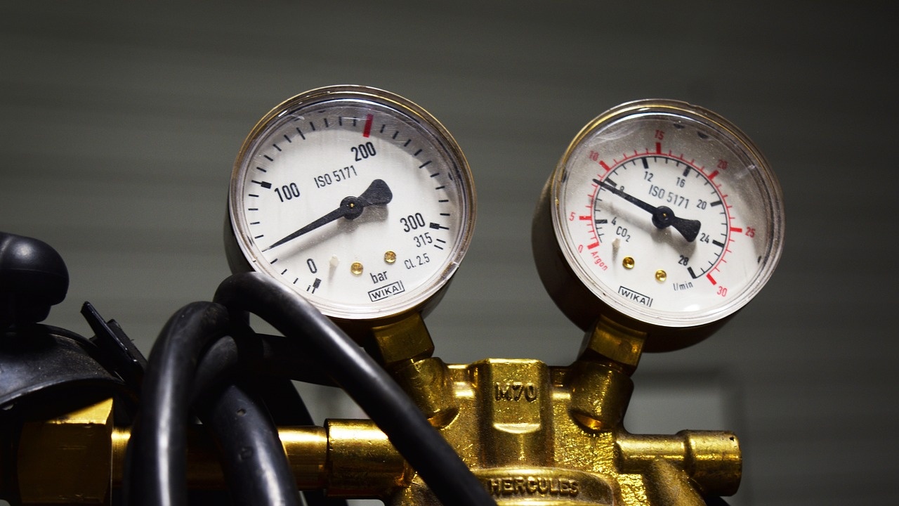 КЕВР ще определи на закрито заседание днес цената на природния газ за май