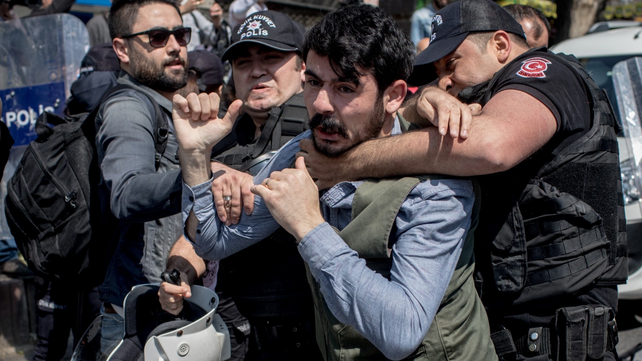 Сълзотворен газ, бой с палки и над 200 арестувани в Истанбул