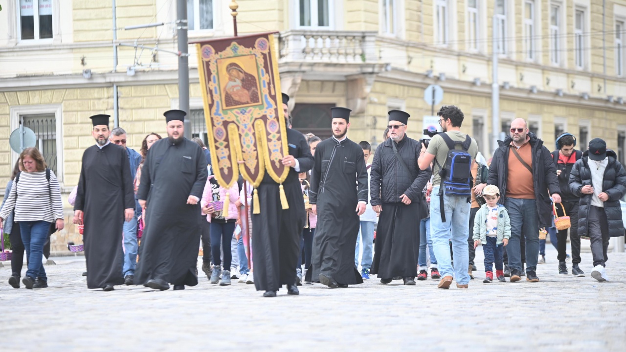 Софийската митрополия организира традиционно боядисване на яйца и литийно шествие