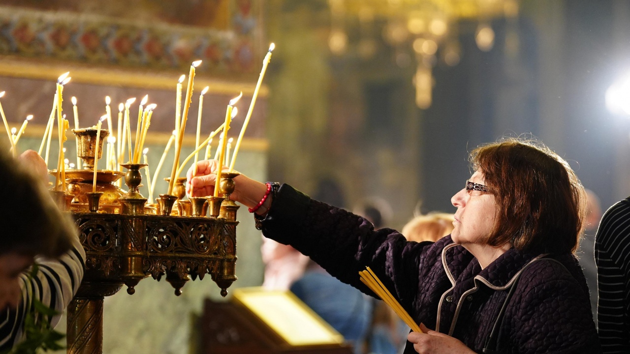 "Галъп": Почти 50% от българите вярват в църквата