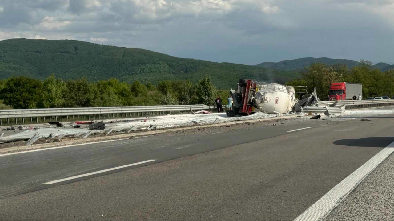 Тежка катастрофа на АМ "Тракия", камион се обърна в платното за София