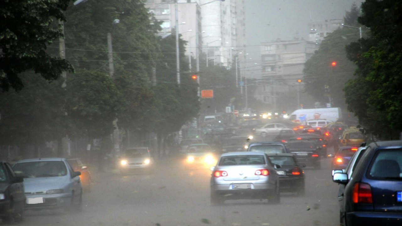 Силна гръмотевична буря се разрази над София, падна и градушка