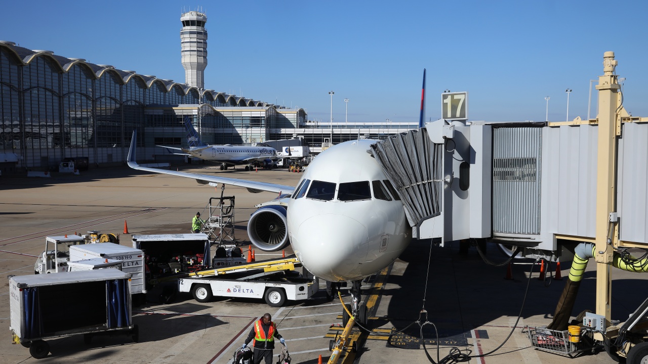1 см ни сваля от самолета: Затягат правилата за багажа на борда