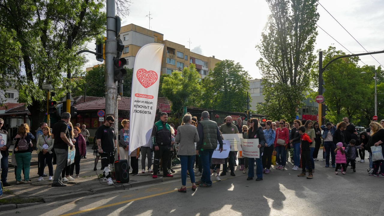 Десетки отдадоха почит на Явор и Ани, премазани на бул. "Сливница"