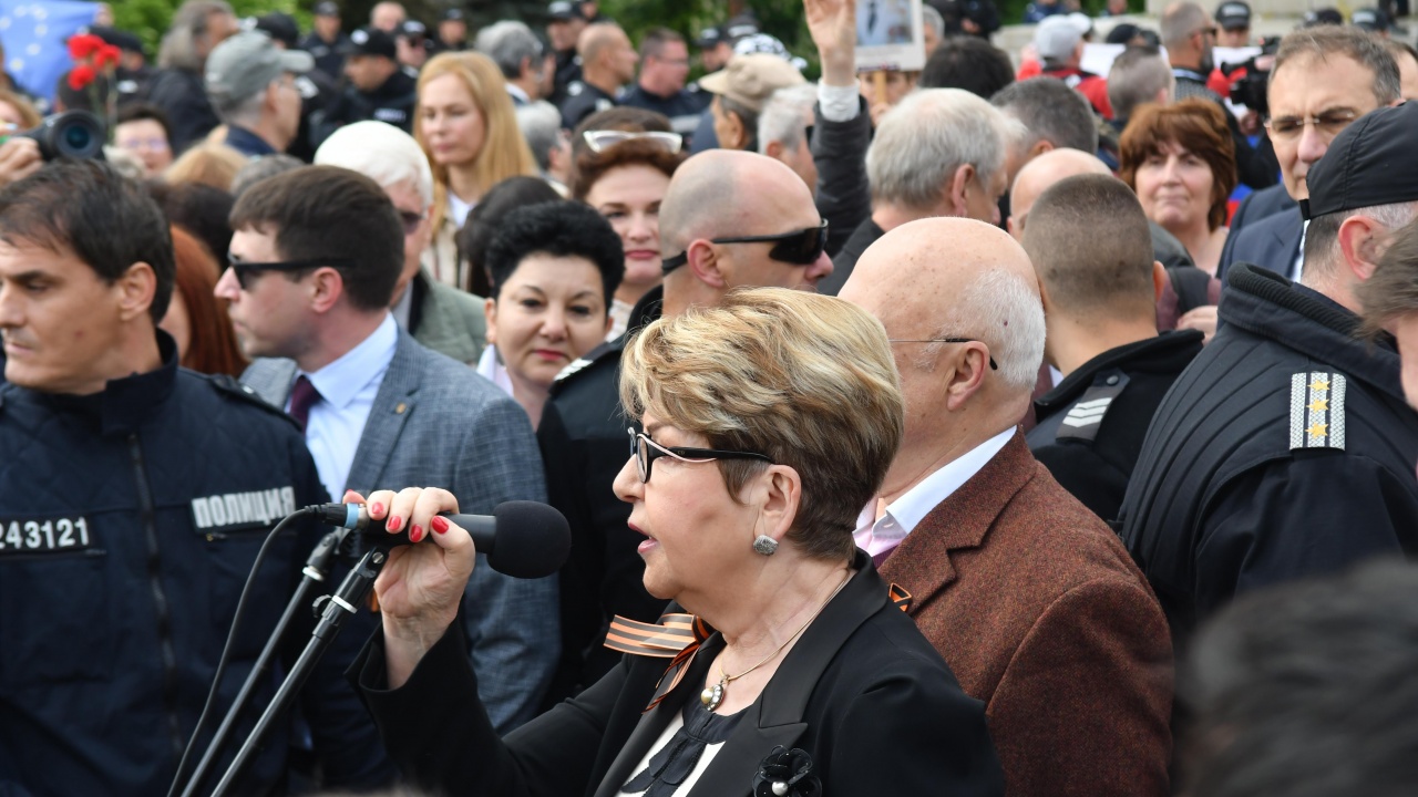 Вижте как посрещнаха Митрофанова на паметника на Альоша в Пловдив