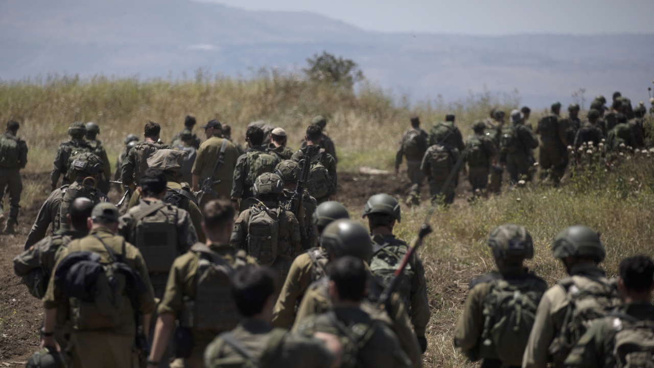 Израелски войници провеждат учения, подготвяйки се за евентуална война с Ливан