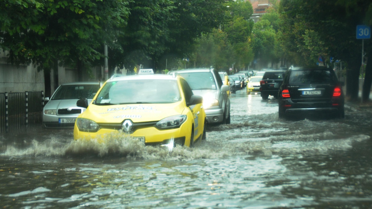 Пороен дъжд вали в София