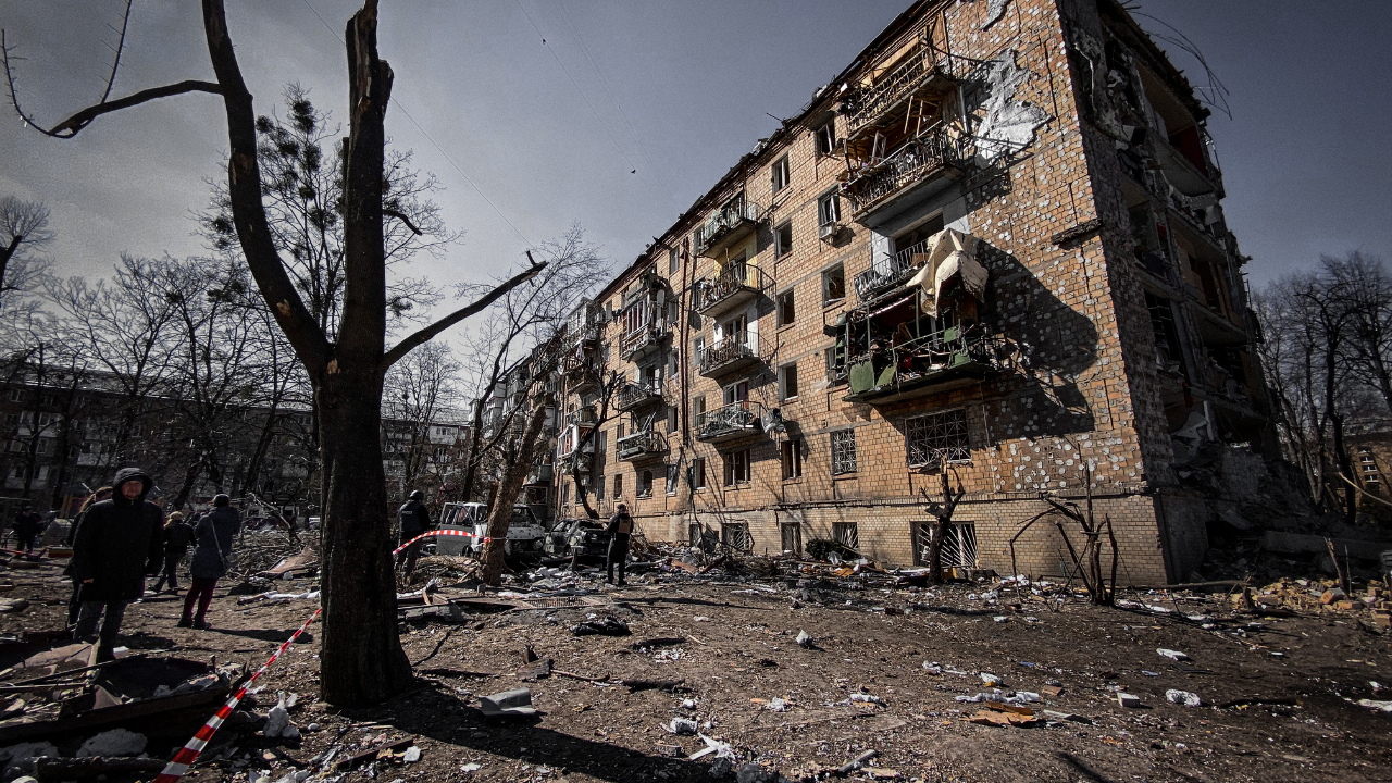 Серия от въздушни удари по жилищни райони в Харков