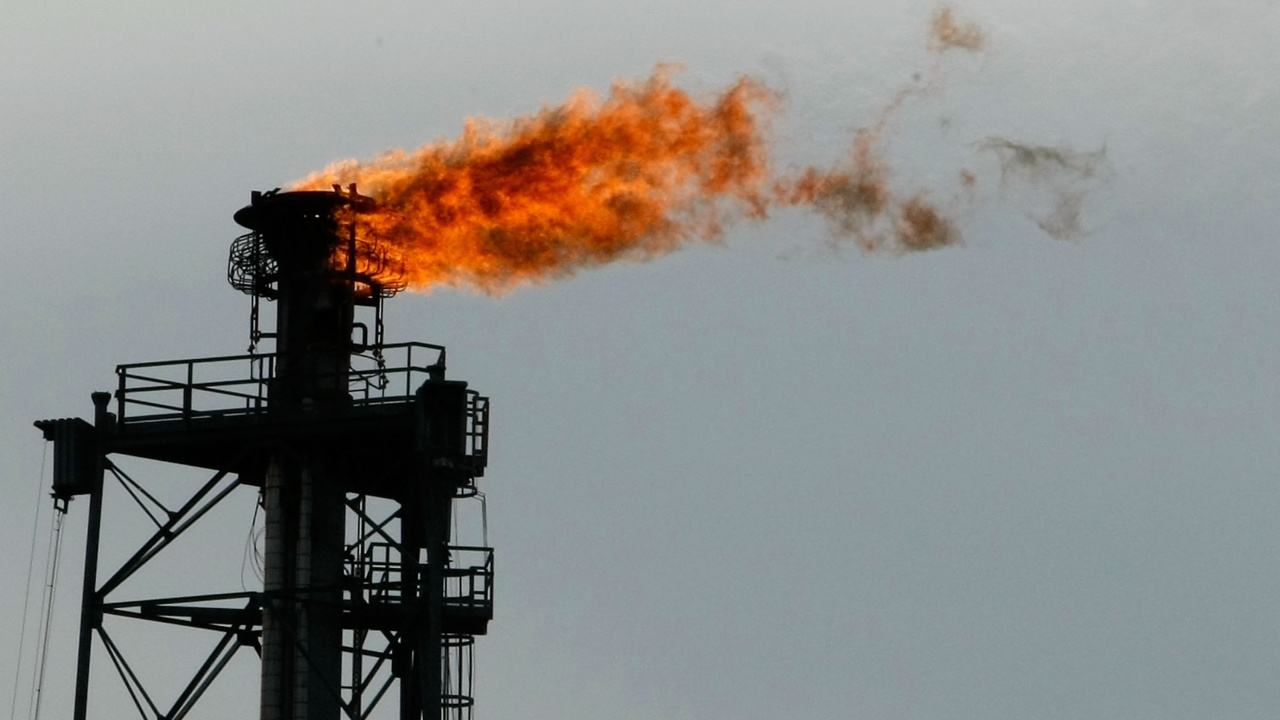 Фирмите, които преработват руски петрол, трябва да внесат в хазната за април близо 2 милиона лева