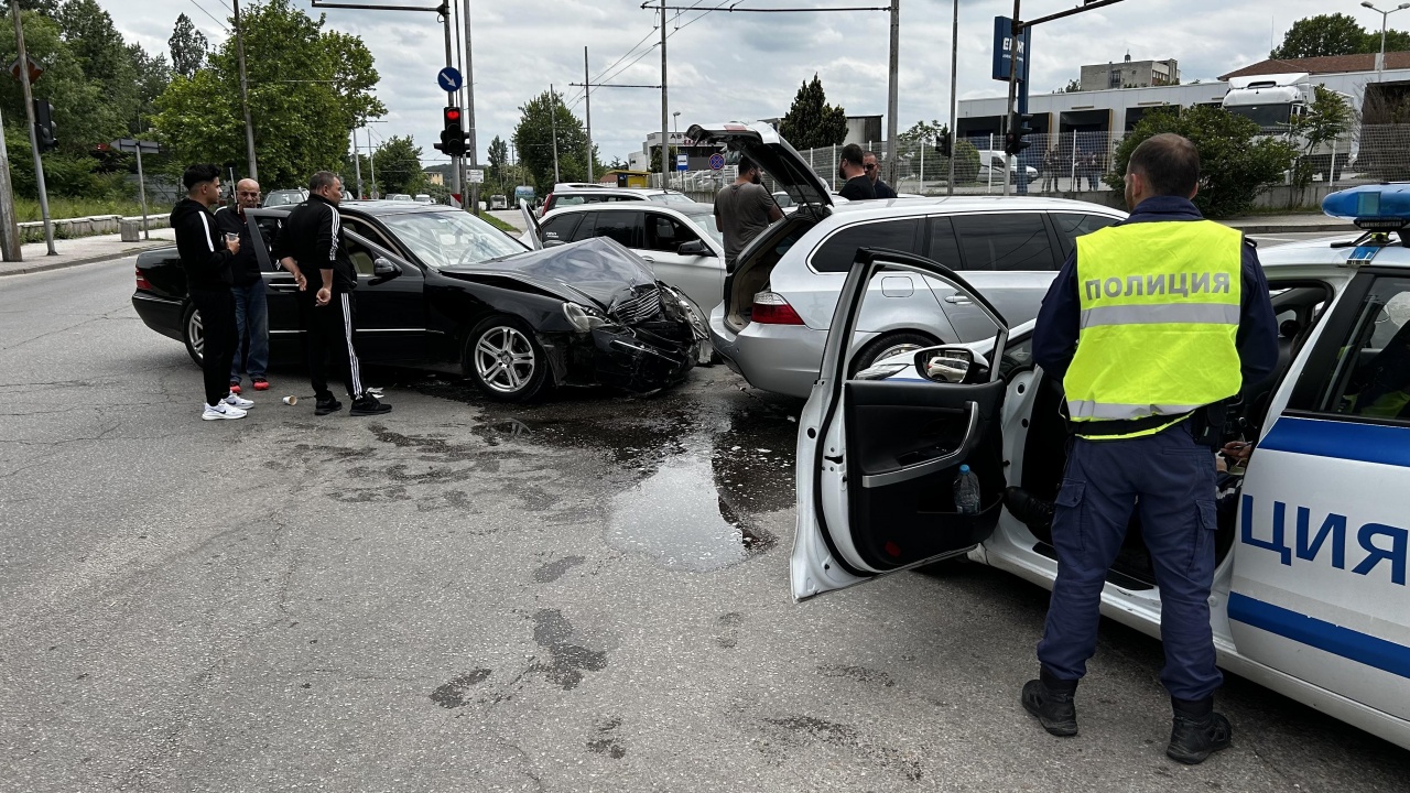 Мерцедес и БМВ се сблъскаха на кръстовище в Хасково