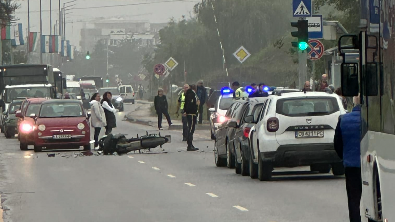 Катастрофа между мотор и кола в Пловдив блокира движението на основен булевард