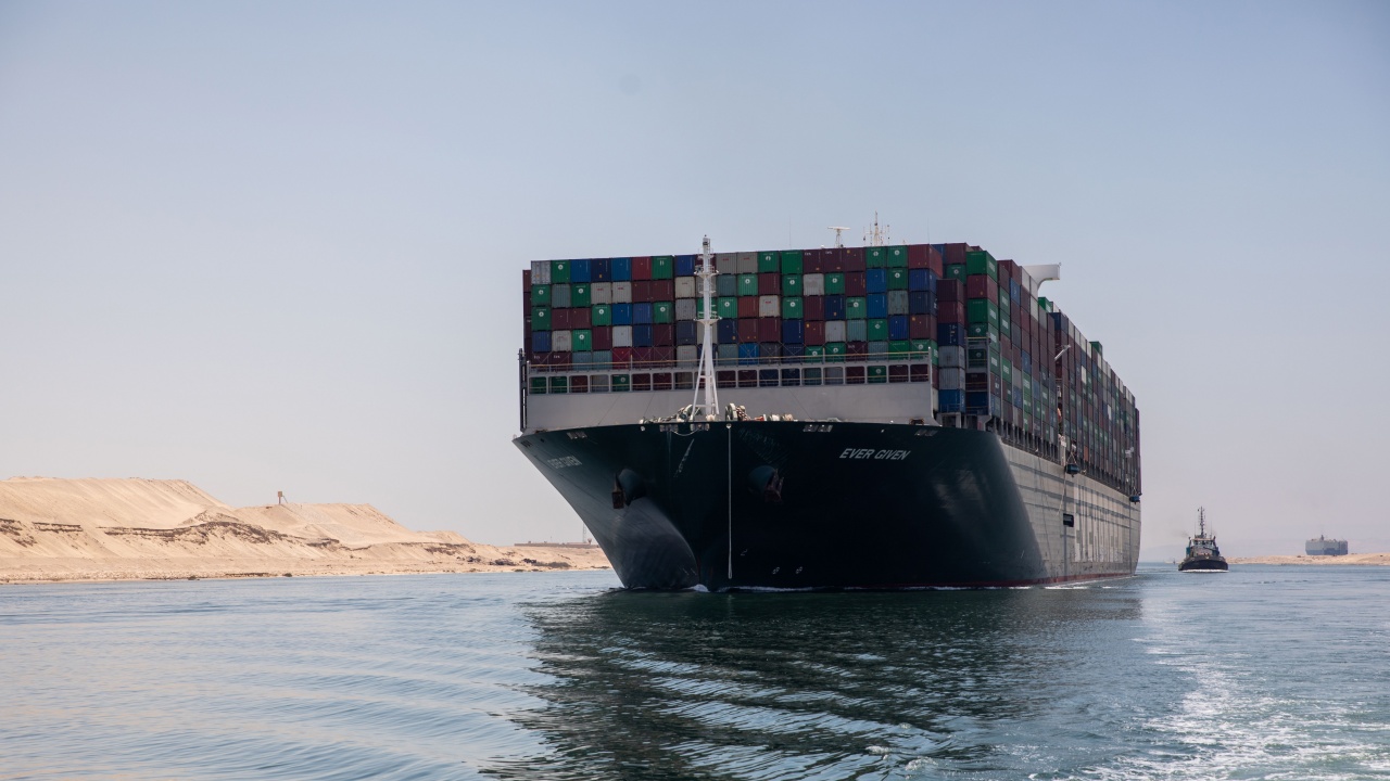 Суецкият канал очаква близо 23 процента спад в общите приходи