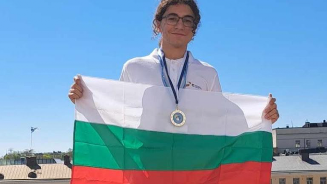 Единадесетокласник от Русе донесе на България медал от олимпиада по философия