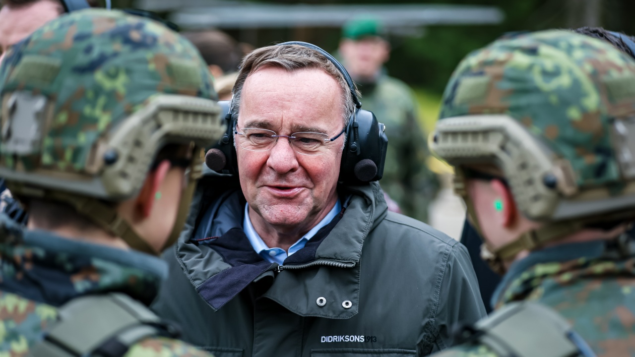 Германският министър на отбраната посети мисията на НАТО в латвийска военновъздушна база