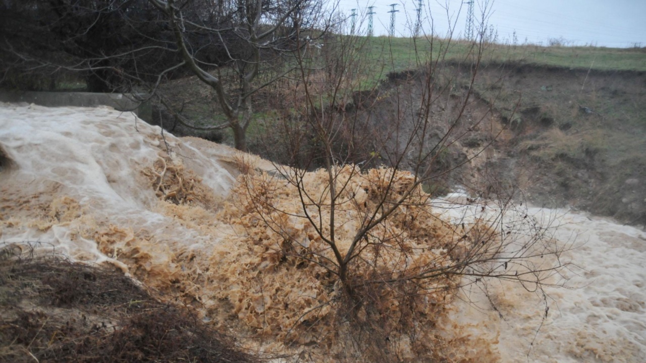 Язовир преля в Севлиевско, наводнени са къщи и дворове