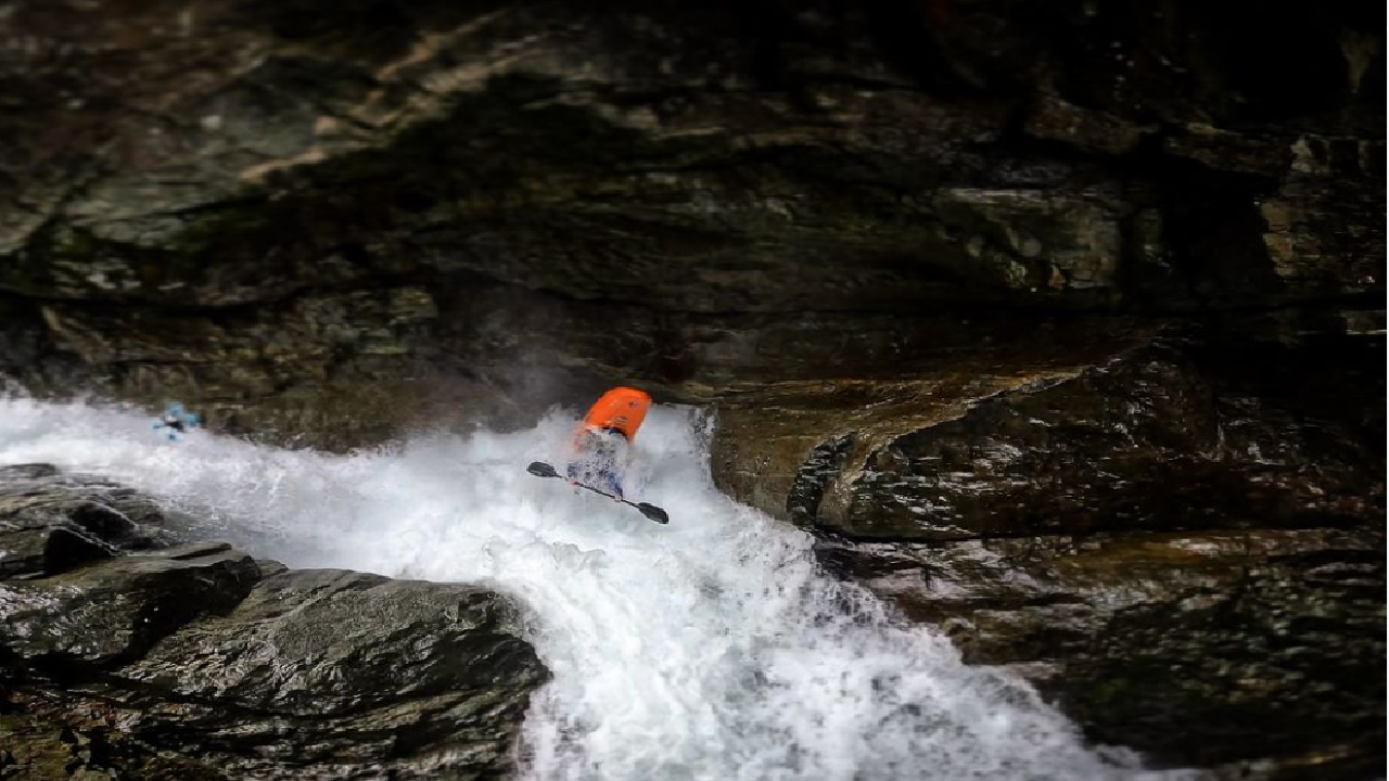 Рекордьор в спускането с каяк изчезна в река в Швейцария