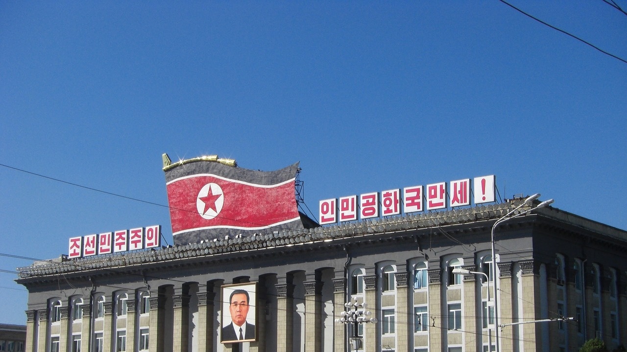 Севернокорейски балон с боклук кацна на върха на японското посолство в Сеул