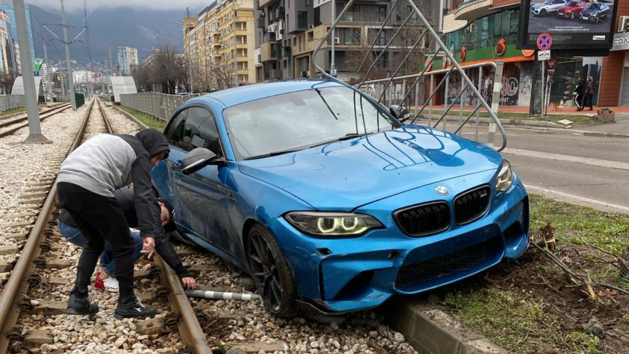 Дрифтаджия "кацна" върху трамвайните линии в София