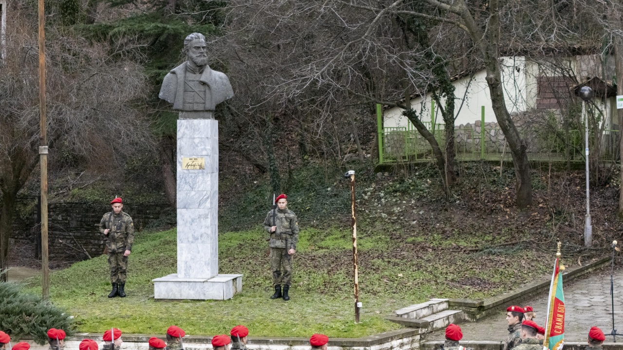 С поднасяне на венци и цветя в Стара Загора ще отбележат Деня на Ботев и загиналите за свободата и независимостта на България