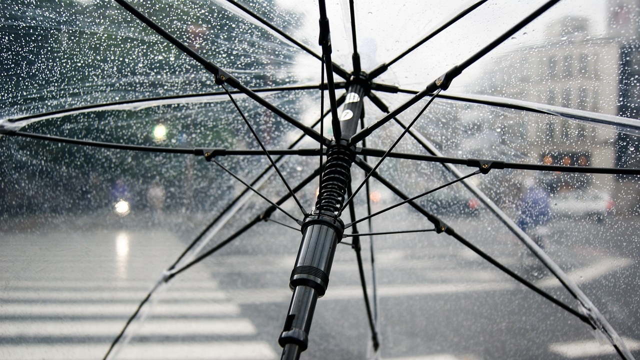Жълт код за половин България за интензивни валежи