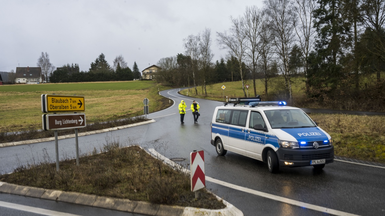 Много ранени при челен сблъсък на автобус с кола в Германия