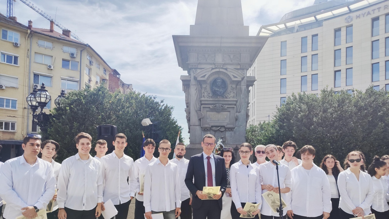 Пред паметника на Васил Левски в София ученици четат поезията на Ботев