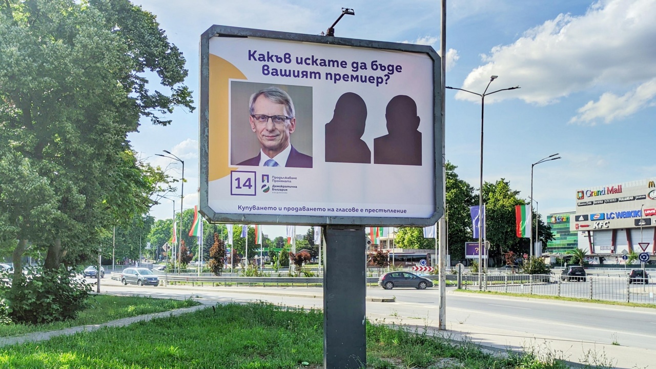 Във Варна сложиха нови билбордове с лика на Денков