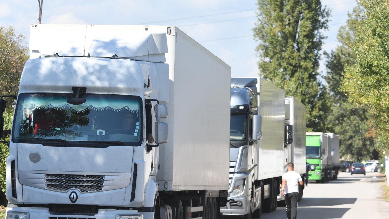 Интензивен е трафикът за товарни автомобили на някои от граничните пунктове с Румъния и Турция