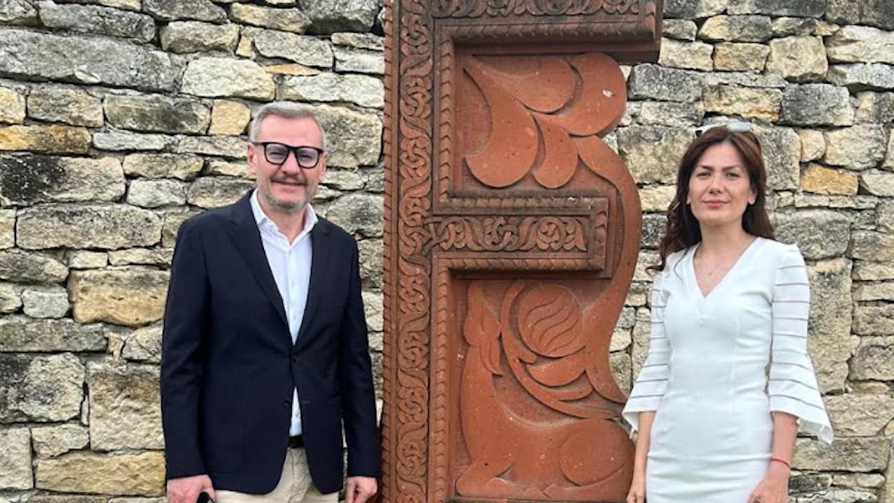 Министър Милошев посети културно-историческия комплекс „Двор на кирилицата“ в Плиска