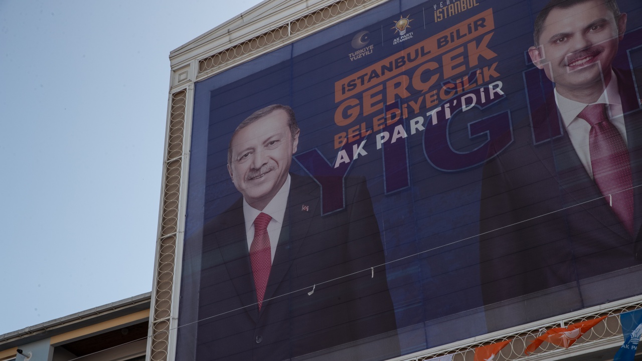 Партията на Ердоган се подготвя за цялостна промяна след поражението на местните избори