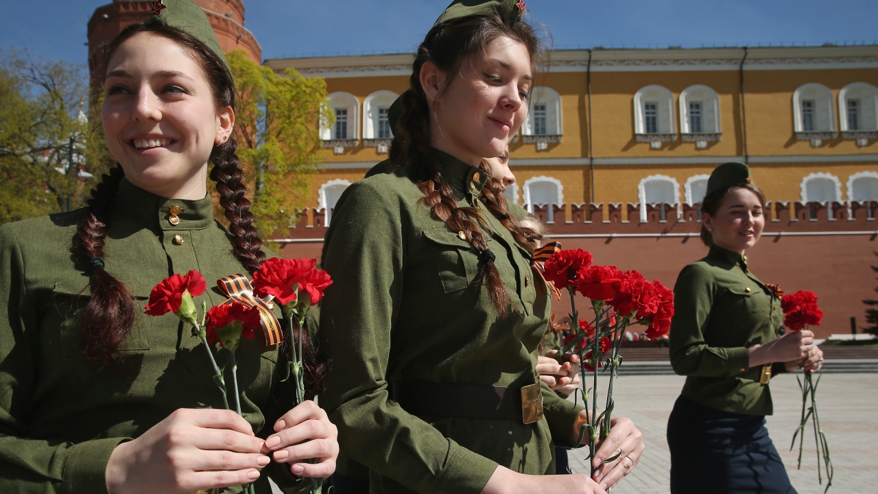 Накараха руски ученички да се събличат на улицата