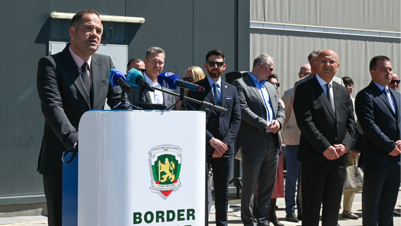 Министър Стоянов връчи ключовете на нови 110 високопроходими автомобила на "Гранична полиция"