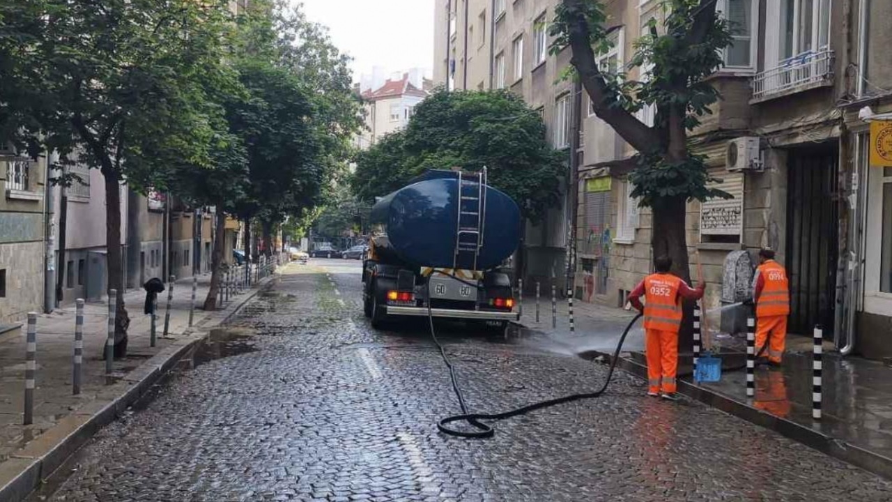 Започва миенето на карета от улици в пет столични района 
