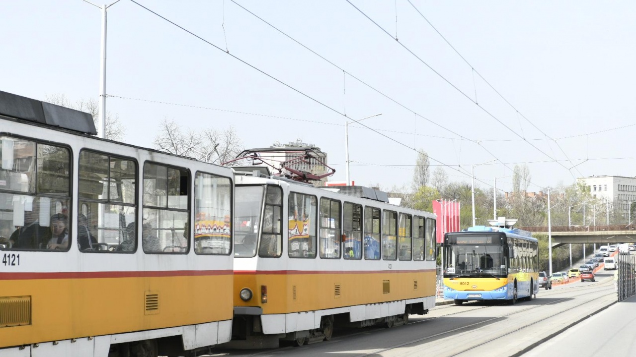 Трамвай блъсна 93-годишен мъж в София, състоянието му е тежко