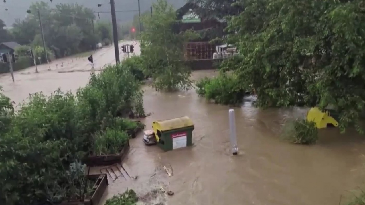 Тежки наводнения в Австрия: Очакват се още валежи в понеделник и вторник